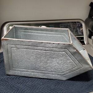 Farmhouse Galvanized Steel vintage Footed metal container L👀K